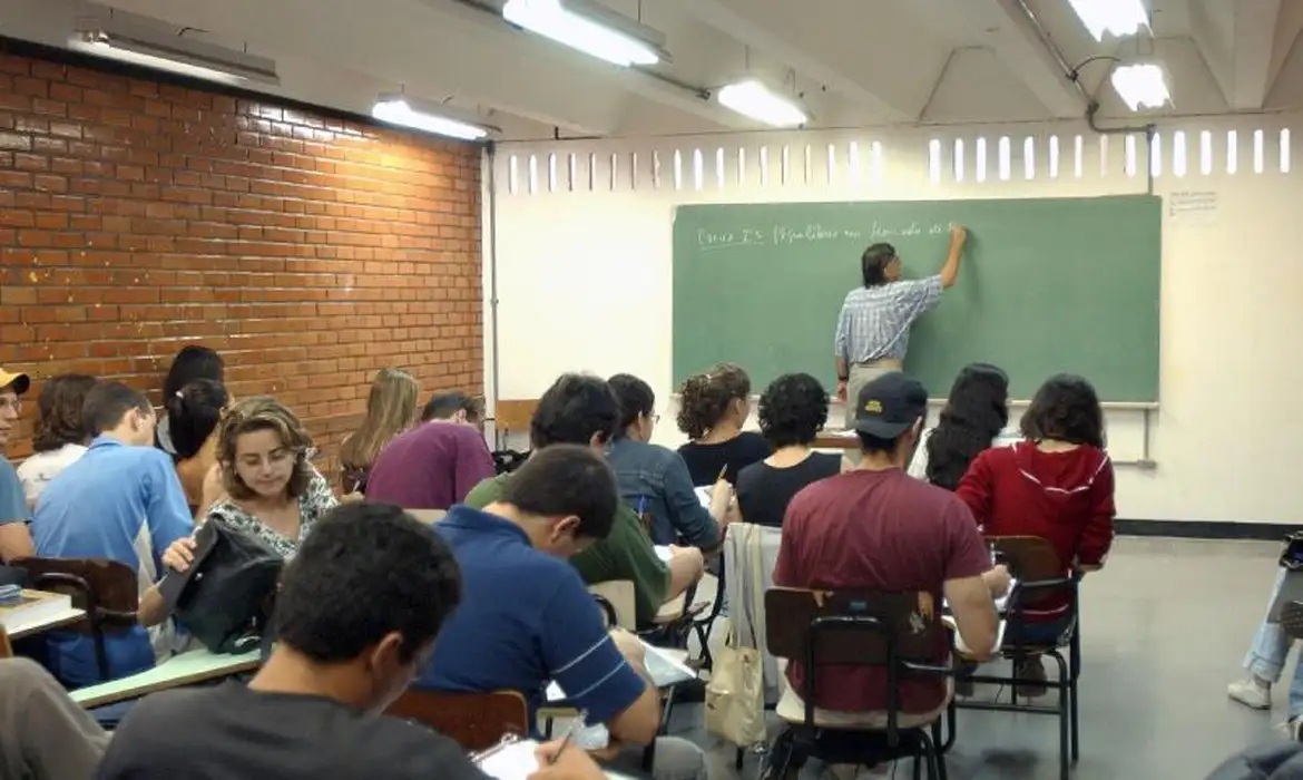 Em alguns setores, como a educação, a jornada de trabalho vai além do 6X1.