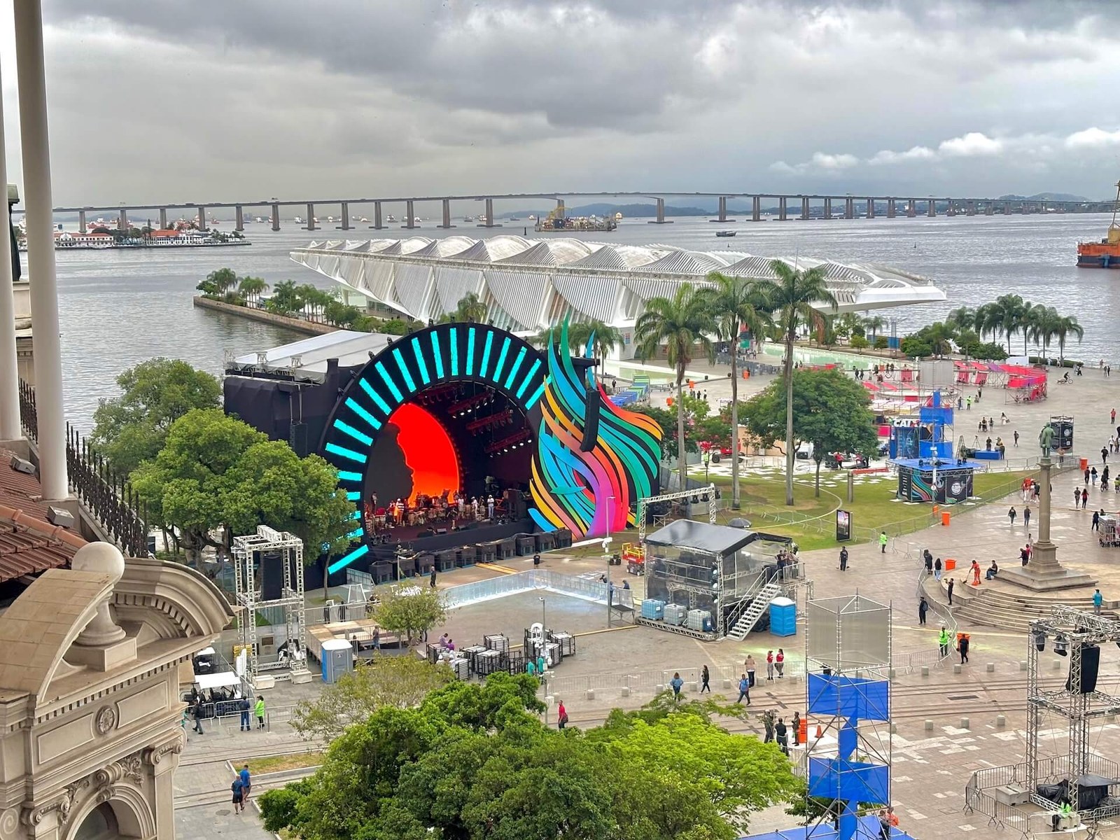 Urbanizada no início do século passado, quando 1,5 milhão de metros quadrados foram aterrados para a construção do Porto do Rio, a Praça Mauá surgiu com a antiga Avenida Central, atual Avenida Rio Branco. Foto: Franciéli Barcellos/G20 Brasil