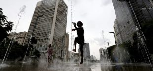 Centrais Sindicais e Ministério do Meio Ambiente realizam evento "O Plano Clima e Caminhos para a COP 30". Foto: crianças brincam no Rio de Janeiro, em meio a onda de calor de agosto de 2024. Crédito: Agência Brasil.