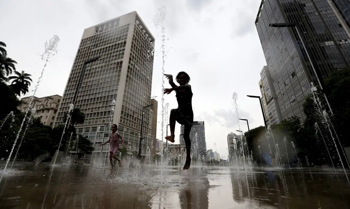 Centrais Sindicais e Ministério do Meio Ambiente realizam evento "O Plano Clima e Caminhos para a COP 30". Foto: crianças brincam no Rio de Janeiro, em meio a onda de calor de agosto de 2024. Crédito: Agência Brasil.