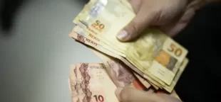 Inflação que calcula reajuste do salário mínimo fica em 4,84%