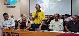 Arnaldo Gonçalves foi homenageado, neste ano, pelo Sindicato Nacional dos Aposentados. Na foto ele está em pé e ao seu lado estão Ruth Coelho e Milton Cavalo.