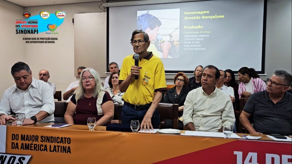 Arnaldo Gonçalves foi homenageado, neste ano, pelo Sindicato Nacional dos Aposentados. Na foto ele está em pé e ao seu lado estão Ruth Coelho e Milton Cavalo.