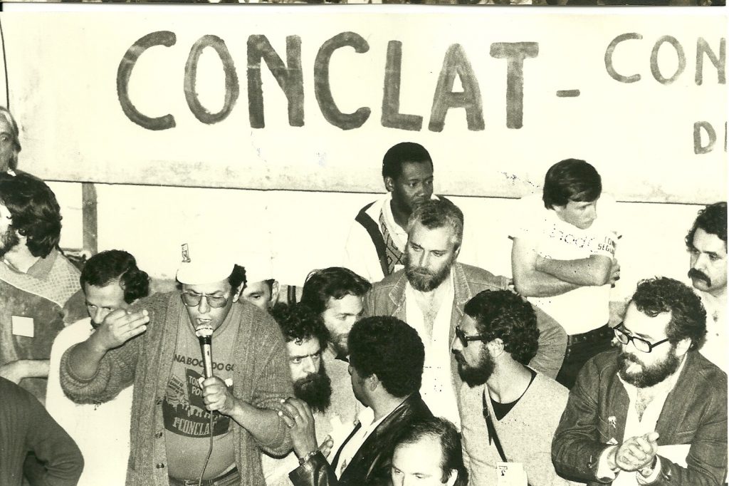 Arnaldo Gonçalves ao microfone na 1ª CONCLAT em 1981 na Praia Grande-SP