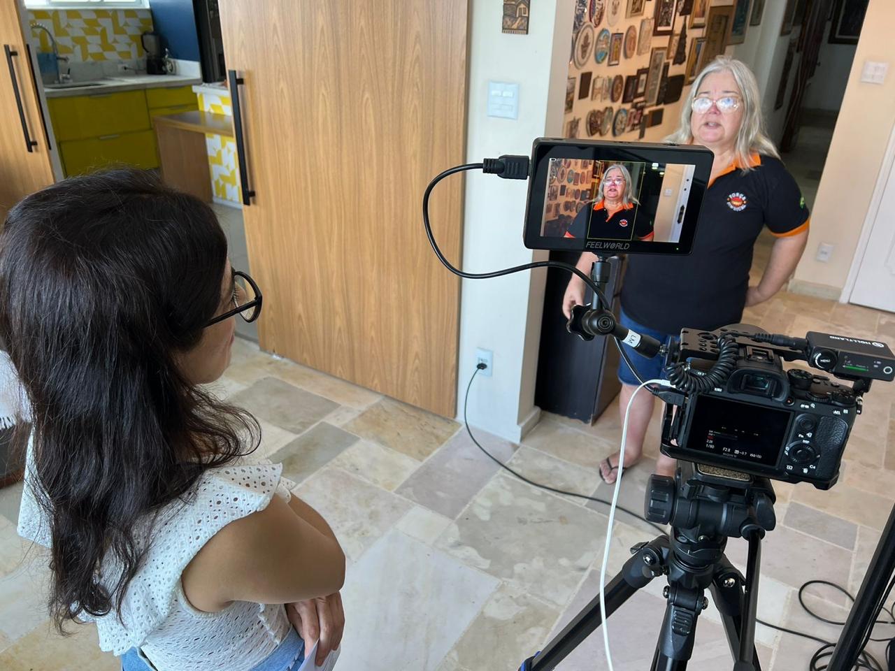 Ruth Coelho sendo entrevista em Santos, abril de 2024