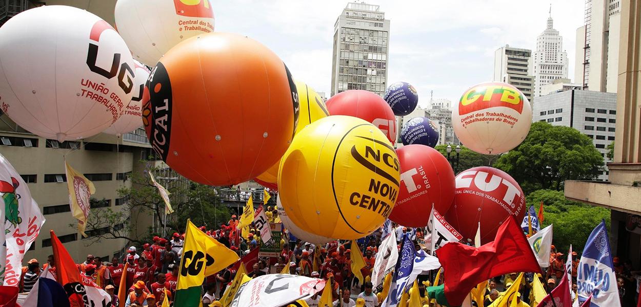 Centrais sindicais do Brasil unem-se em defesa da democracia e contra a escalada golpista revelada por investigações policiais.