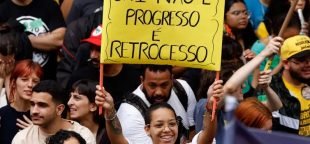 Manifestantes reúnem-se em protesto pelo fim da jornada de trabalho 6x1, na Cinelândia. Foto: Tânia Rêgo/Agência Brasil