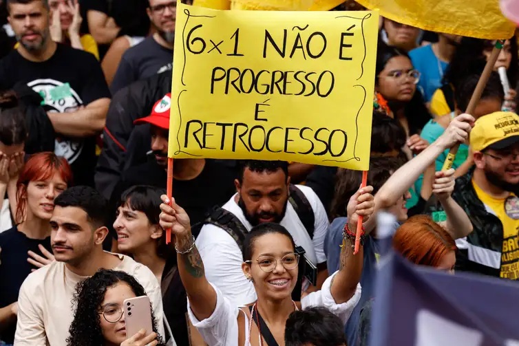 Manifestantes reúnem-se em protesto pelo fim da jornada de trabalho 6x1, na Cinelândia. Foto: Tânia Rêgo/Agência Brasil