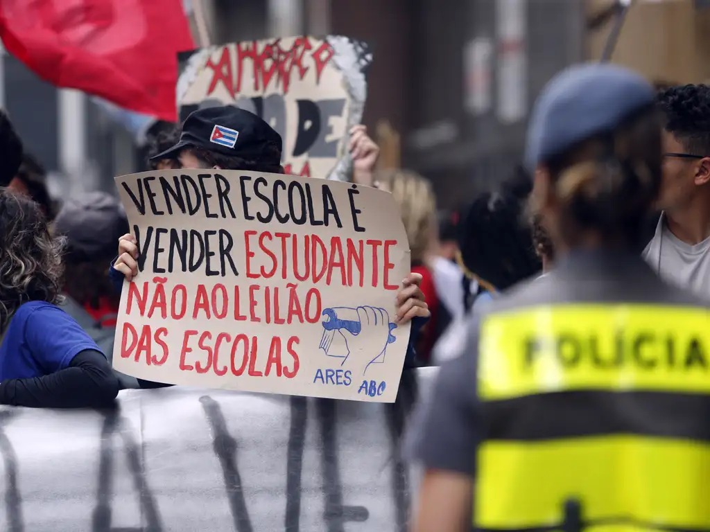 Lutar pela educação: manifestação em São Paulo, em 2023, contra o Leilão da Parceria Público-Privada (PPP) de Novas Escolas. Foto: Paulo Pinto/Agencia Brasil