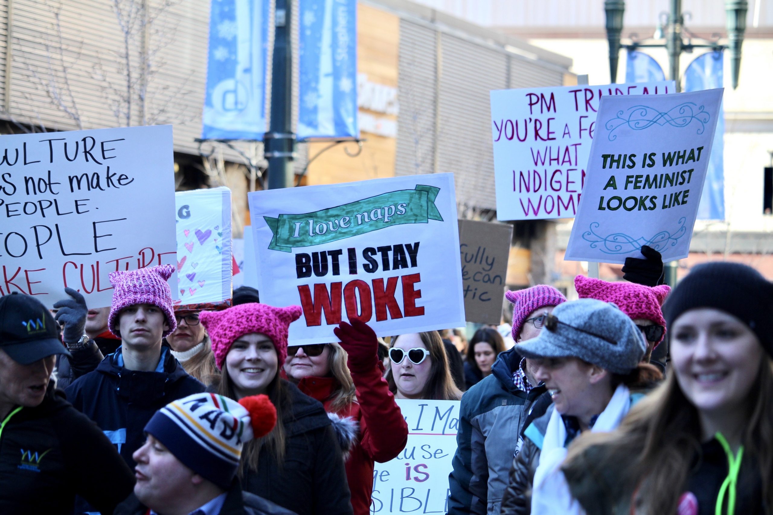 Manifestação “woke”, em 2018, no contexto do avanço do identitarismo. Como a foto mostra, trata-se de um movimento que ressoa mais fortemente na classe média branca e, sobretudo, entre universitários. Foto: J Mac Pherson from Calgary, Canada.