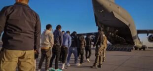 Brasileiros são deportadas algemados nos primieros dias do governo de Donald Trump. Reprodução EBC