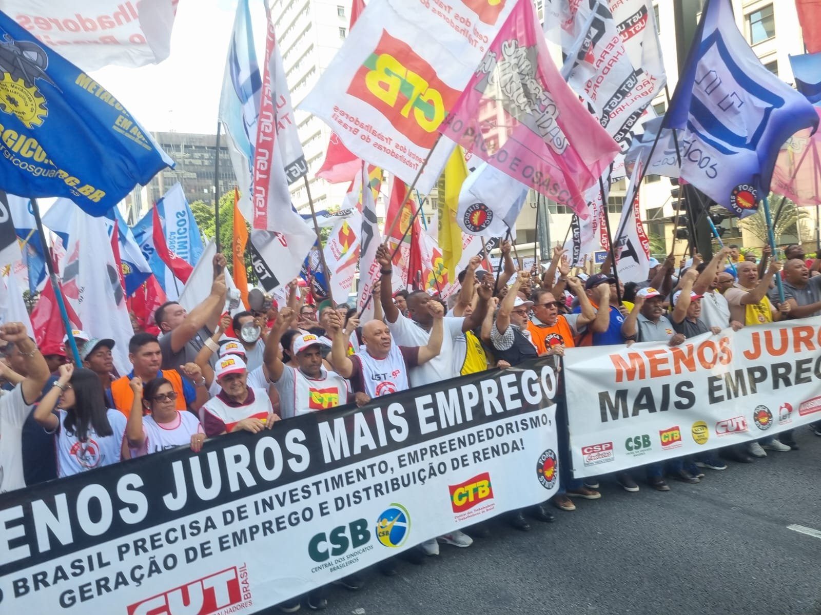Centrais sindicais fazem protesto na Avenida Paulista contra juros
