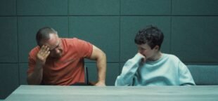 Os atores Stephen Graham e Owen Cooper como Eddie e Jamie Miller na série Adolescência. Graham é também um dos criadores da série.