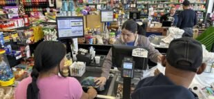 A força da população não branca: caixa Rosa Dilone ajuda o cliente no Mi Terra Supermarket em Huntington, Pensilvânia. Latinas dos EUA adicionaram US$ 1,3 trilhão ao PIB no ano passado, tanto quanto todo o estado da Flórida. Foto: Mark Scolforo/AP