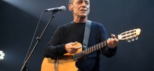 Chico Buarque canta: Acorda amor; música