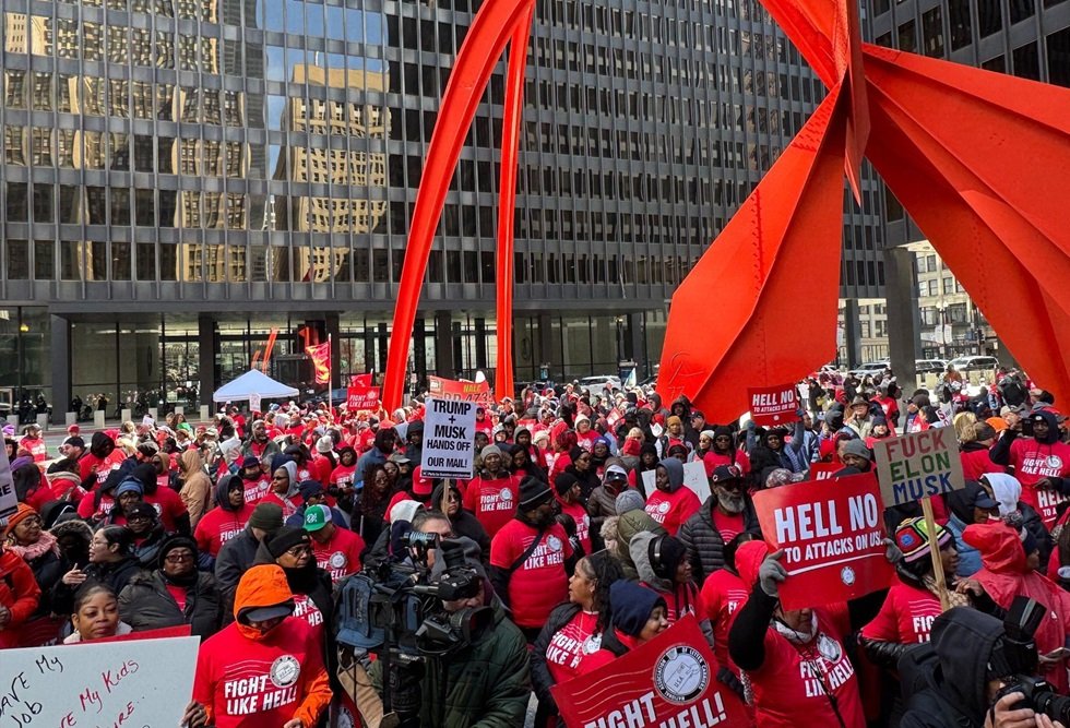 Trabalhadores postais e ativistas participam de um comício organizado pela National Association of Letter Carriers na Federal Plaza em Chicago, Illinois, domingo, 23 de março de 2025. Foto: Roberta Wood/People´s World Trabalhadores postais e ativistas participam de um comício organizado pela National Association of Letter Carriers na Federal Plaza em Chicago, Illinois, domingo, 23 de março de 2025. Foto: Roberta Wood/People´s World