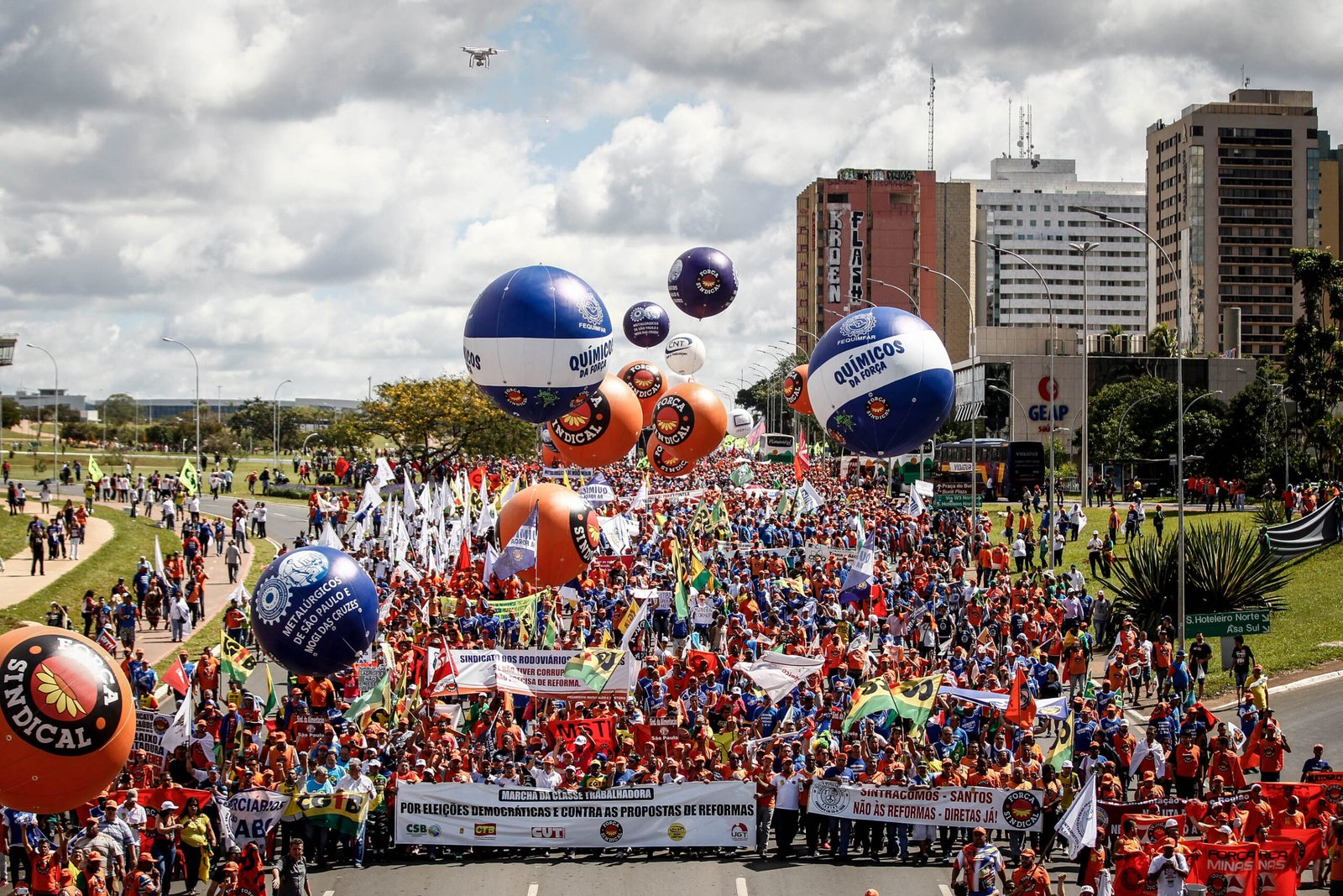 Amanhã (29/4) tem Plenária, Marcha e Encontro com Lula Amanhã (29/4) tem Plenária, Marcha e Encontro com Lula