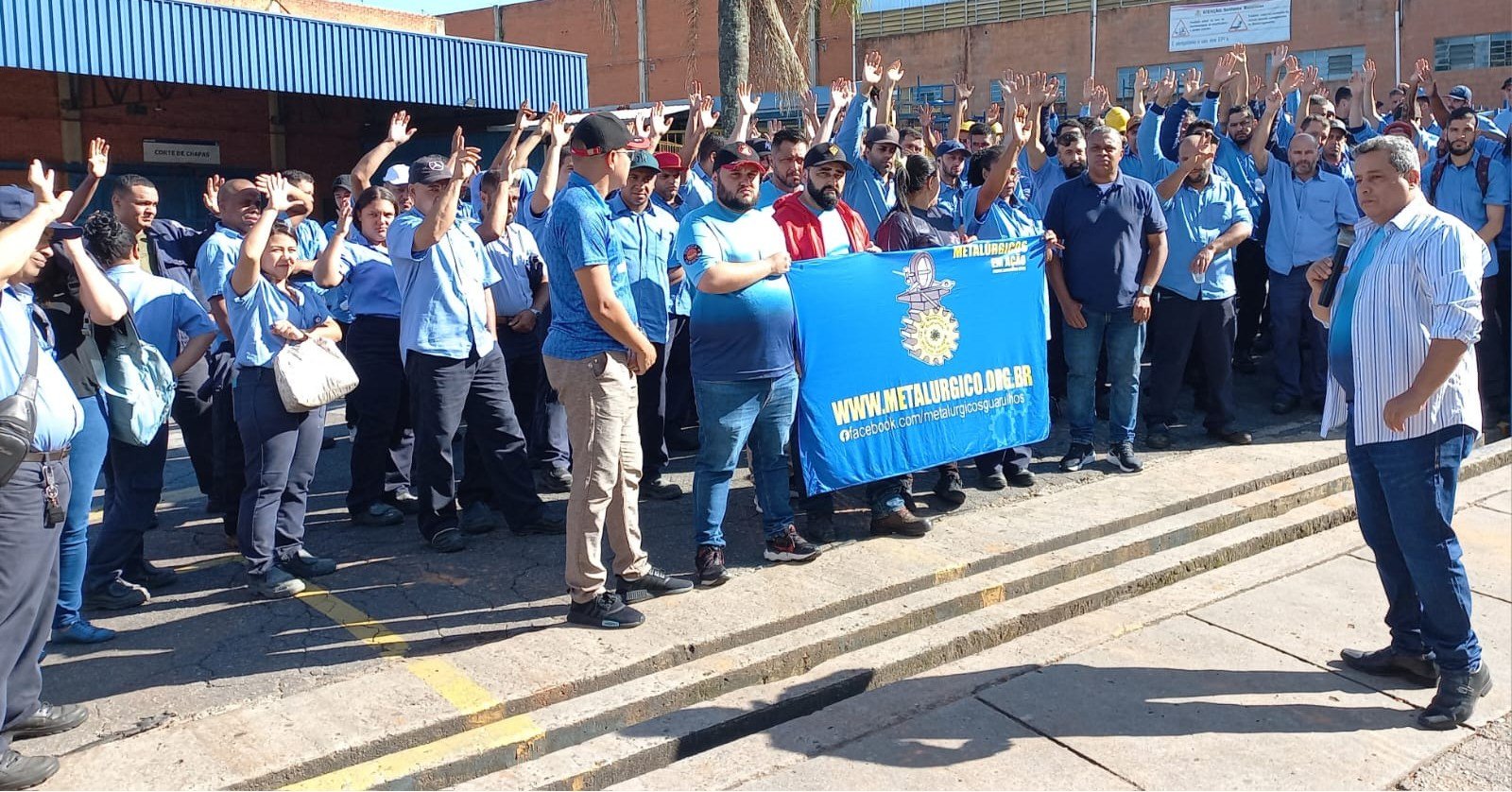 Metalúrgicos da Komatsu, em Arujá, aprovam estado de greve