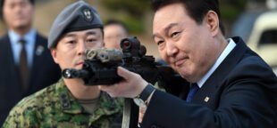 O presidente da Coreia do Sul, Yoon Suk Yeol,na Flotilha de Guerra Especial da Marinha em Jinhae, província de Gyeongsangnam-do, em 10 de março de 2023. Foto: Flickr Korea