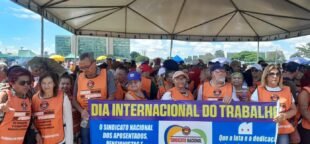 Aposentados associados ao Sindnapi na Marcha da Classe Trabalhadora em Brasília