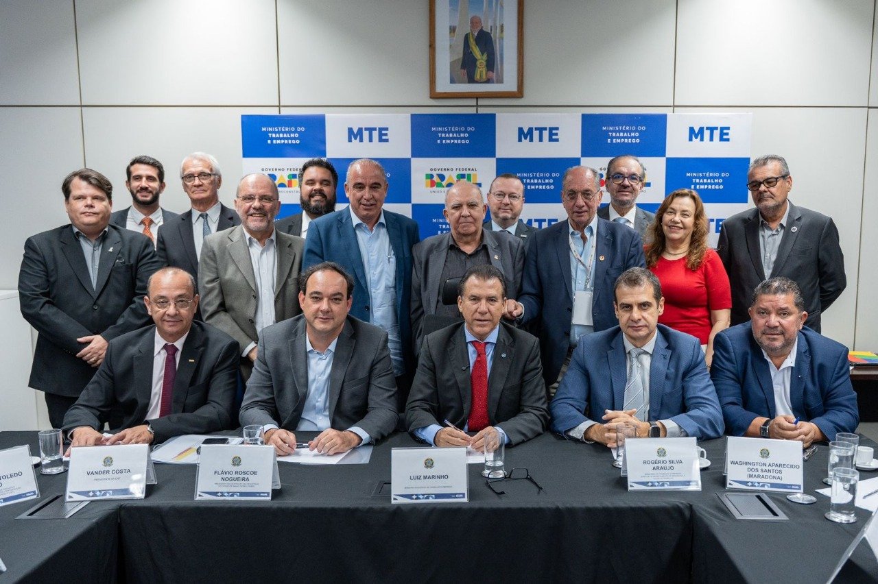Reunião tripartite de governo, trabalhadores e empresários no Ministério do Trabalho e Emprego: em debate norma sobre saúde mental Reunião tripartite de governo, trabalhadores e empresários no Ministério do Trabalho e Emprego: em debate norma sobre saúde mental