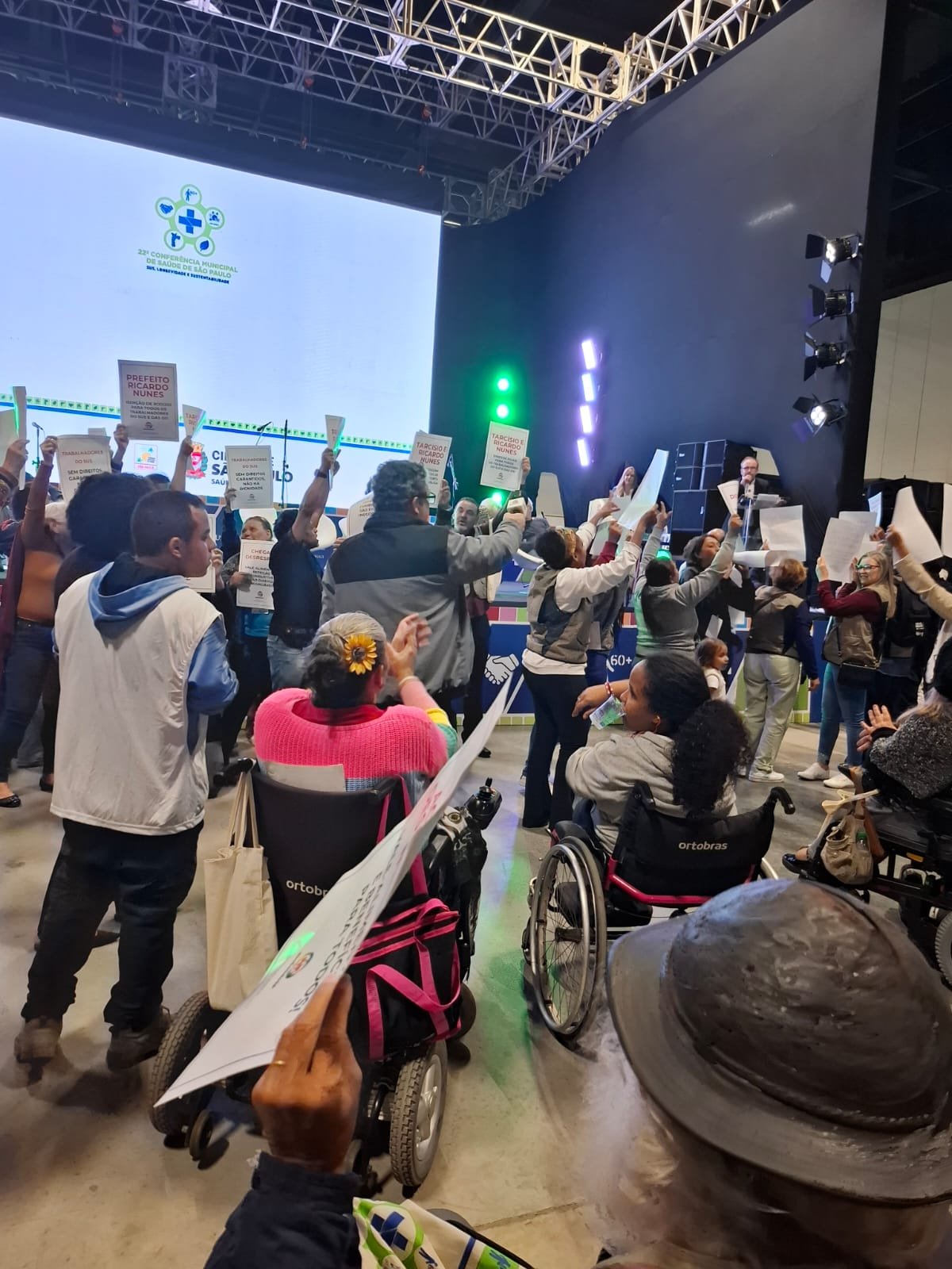Liderados pelo SinSaúdeSP, público protesta na 22ª Conferência da Saúde, em São Paulo. Liderados pelo SinSaúdeSP, público protesta na 22ª Conferência da Saúde, em São Paulo.