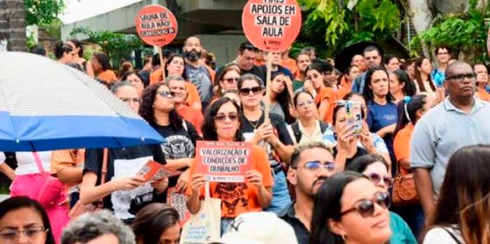 Professores(as) e sindicatos param em defesa do ensino público Professores(as) e sindicatos param em defesa do ensino público