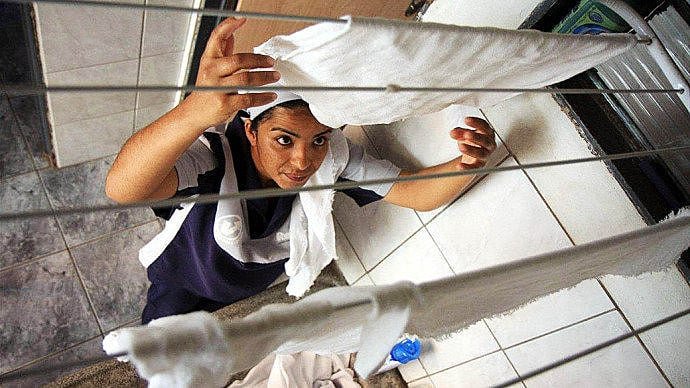 Trabalho doméstico: o perfil majoritário é de mulheres (93,5%), negras (68,5%), acima de 45 anos (54,2%) e com baixa escolaridade — 62% têm até o ensino médio incompleto, Trabalho doméstico: o perfil majoritário é de mulheres (93,5%), negras (68,5%), acima de 45 anos (54,2%) e com baixa escolaridade — 62% têm até o ensino médio incompleto,