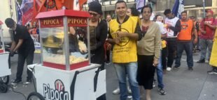 Centrais distribuem pipoca para ironizar "pipoqueiros" do BC