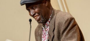 O renomado escritor queniano Ngũgĩ wa Thiong'o lê trechos de sua obra em gikuyu e em inglês durante uma apresentação no Auditório Coolidge, em 9 de maio de 2019. Foto de Shawn Miller/Biblioteca do Congresso.