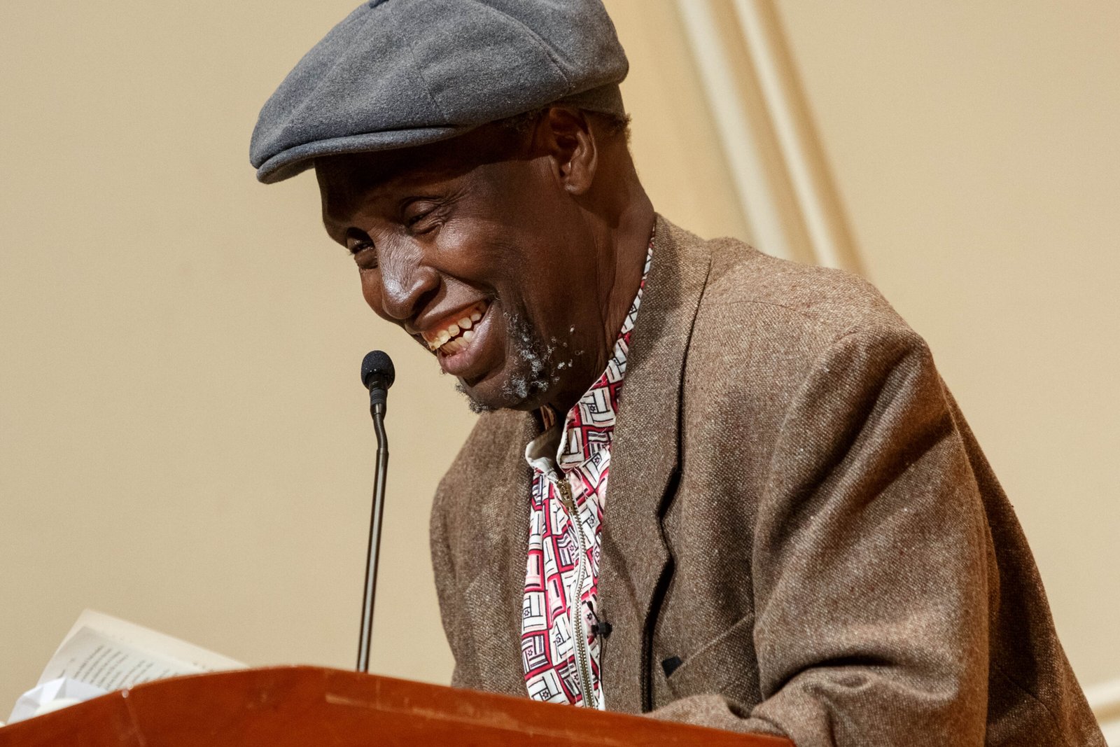 O renomado escritor queniano Ngũgĩ wa Thiong'o lê trechos de sua obra em gikuyu e em inglês durante uma apresentação no Auditório Coolidge, em 9 de maio de 2019. Foto de Shawn Miller/Biblioteca do Congresso.