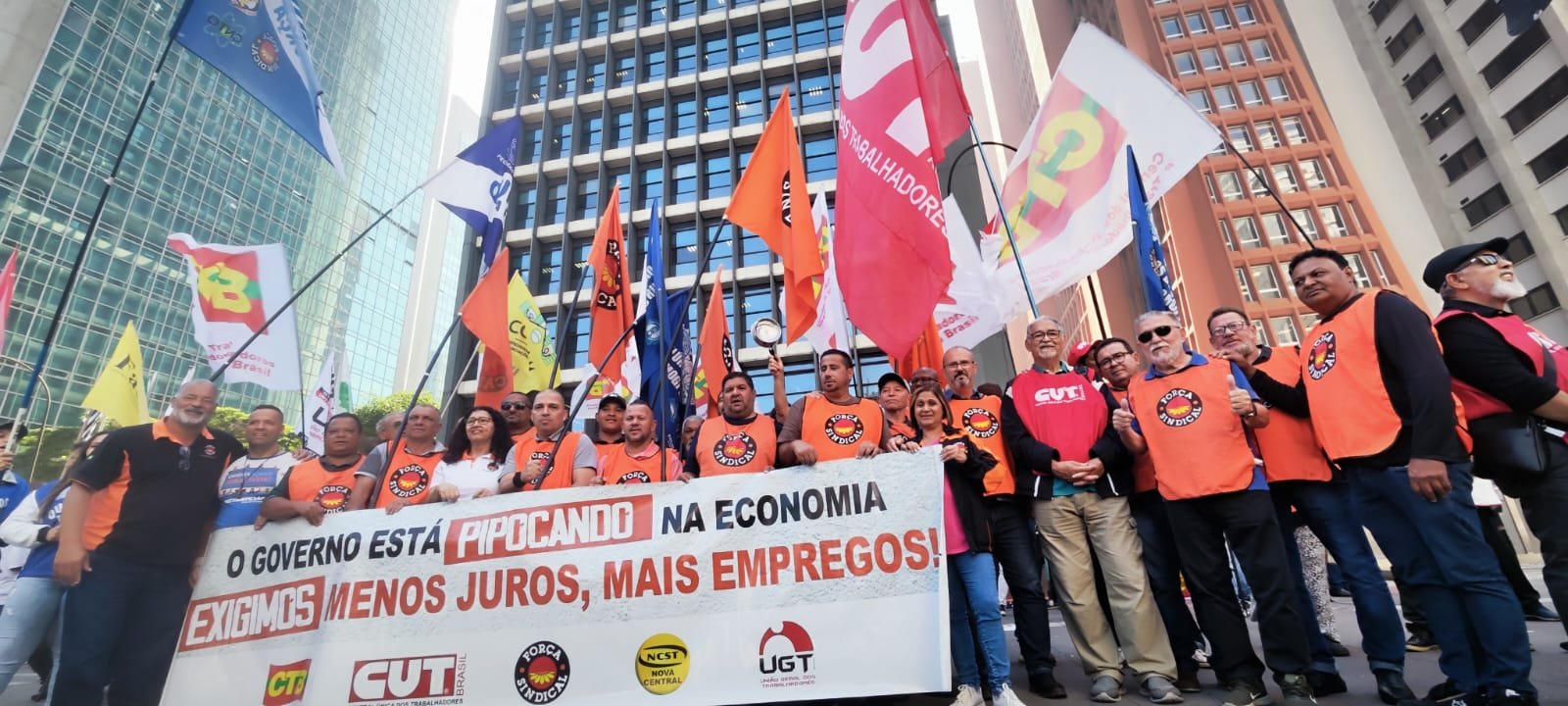 Centrais distribuem pipoca para ironizar "pipoqueiros" do BC Centrais distribuem pipoca para ironizar "pipoqueiros" do BC