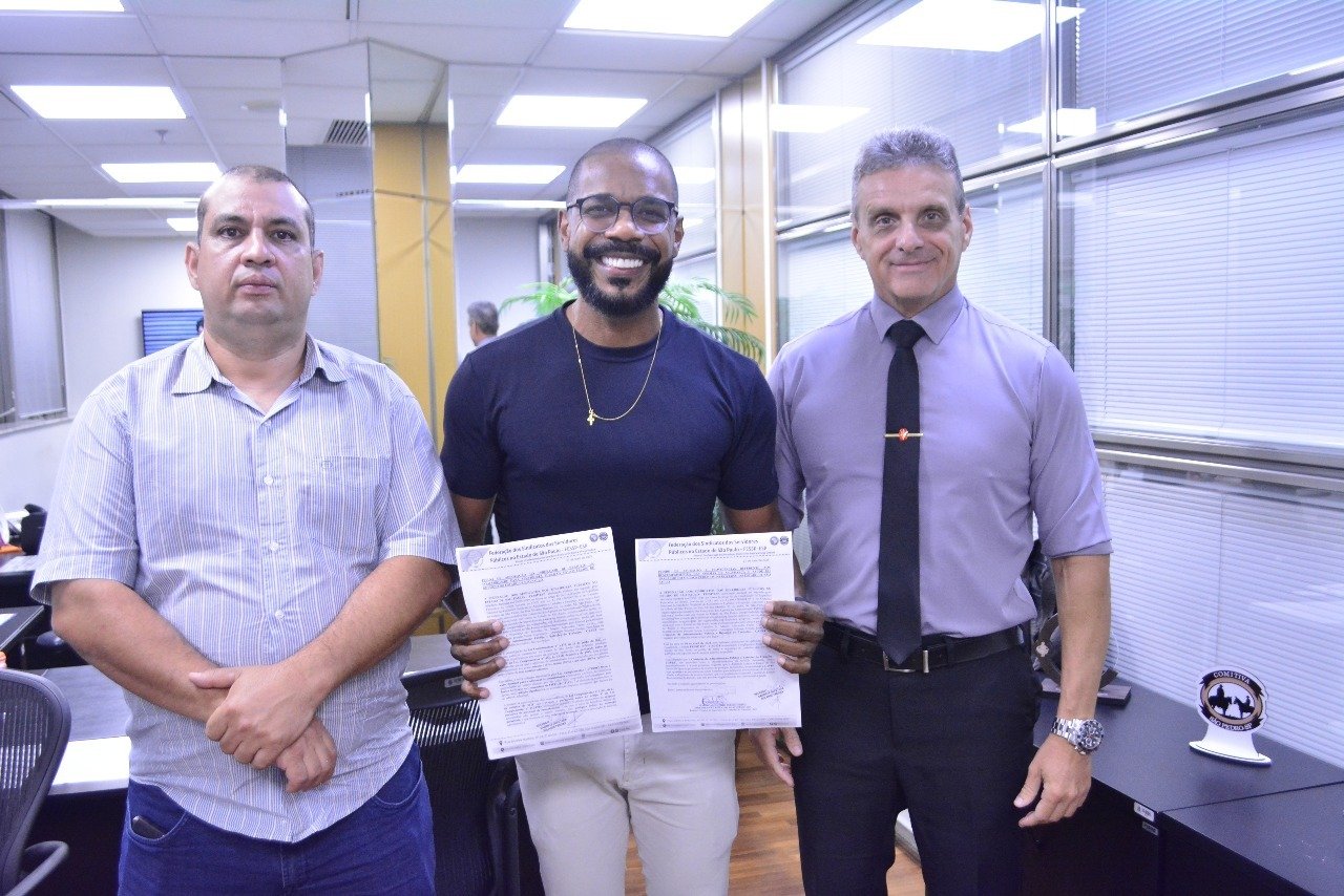 Federação dos Servidores cobra Alesp medidas de segurança. O diretor da Federação, Magno Alexandre Cirino, ao lado dos assessores parlamentares da deputada Solange Freitas, Gil e José Fernando. Foto: Renato Luque/Imprensa-Fessp-Esp. Federação dos Servidores cobra Alesp medidas de segurança
