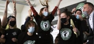 Trabalhadores de uma loja Starbucks em Buffalo, Nova York, comemoram a vitória nas eleições sindicais em dezembro de 2021. Foto: Joshua Bessex / AP. Reproduzida do People´s World.