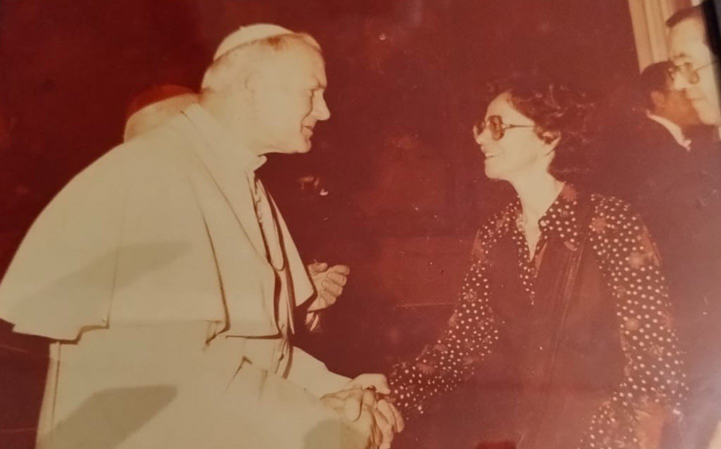Papa João Paulo II cumprimenta Angelina Oliveira