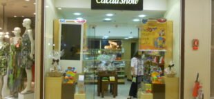 Loja da Cacau Showno Botafogo Praia Shopping, Botafogo, Rio de Janeiro, Brasil. Foto Eduardo P. (Wikipedia)