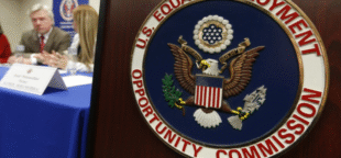 O enfraquecimento da Comissão de Igualdade de Oportunidades de Emprego dos EUA (EEOC) intensifica a discriminação de trabalhadores nos EUA. Foto: AP/David Zalubowski