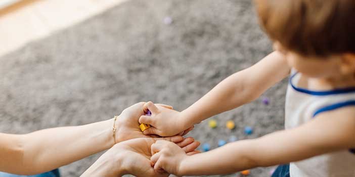 Bancária terá jornada reduzida para acompanhar tratamento de filho com autismo