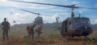 Guerra do Vietnã: Helicópteros UH-1D do Exército dos EUA transportam soldados americanos no Vietnã do Sul, em maio de 1966. Foto: Wikimedia Commons