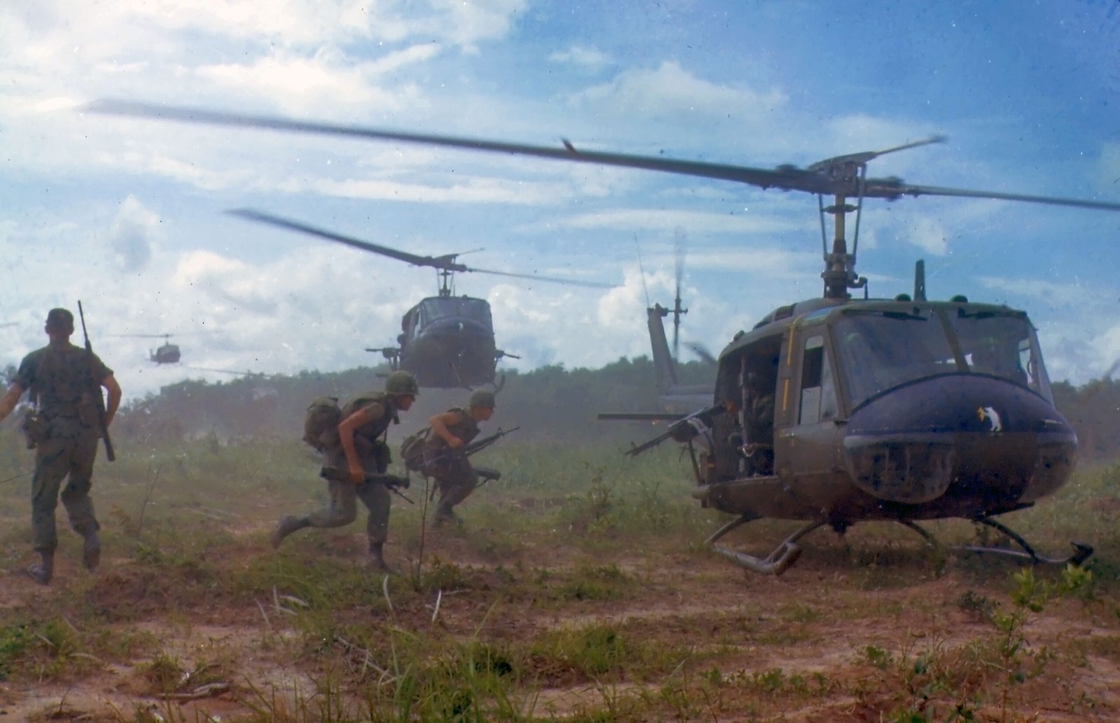 Guerra do Vietnã: Helicópteros UH-1D do Exército dos EUA transportam soldados americanos no Vietnã do Sul, em maio de 1966. Foto: Wikimedia Commons