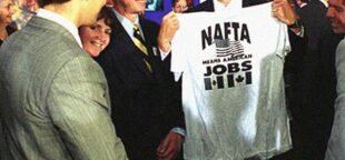 Livro "Abundância" é uma prova de como supostos "progressistas" defendem o neoliberalismo. Na foto: Partido Democrata aprova, em 1993 sob promessa de prosperidade, o NAFTA resultou em perda de empregos e enfraquecimento de direitos trabalhistas. Foto: reprodução de Today in Labor History.
