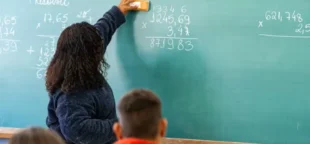 Reajuste proposto por Ratinho destrói carreira docente no Paraná