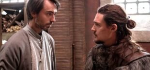 Alfredo (David Dawson) e Uhtred (Alexander Dreymon) na primeira temporada de The Last Kingdom