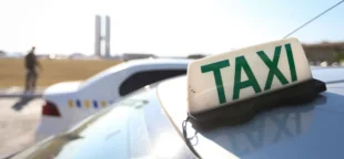 Fim de taxa de taxímetro vai beneficiar 300 mil taxistas