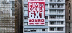 O Sindicato dos Comerciários de São Paulo, que é presidido por Ricardo Patah, estendeu um cartaz em sua sede pedindo o fim da escala 6X1. Foto: reprodução.