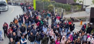 A Cacau Show enfrenta críticas por sua postura antissindical nas negociações salariais, refletindo a luta dos trabalhadores.