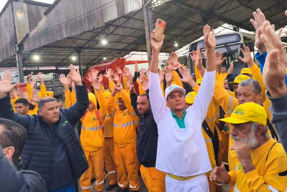 Trabalhadores da limpeza cruzam os braços por reajuste justo