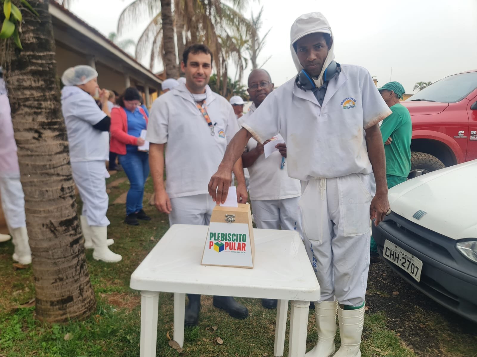 Trabalhadores do Frigorífico Transui já votaram no Plebiscito Popular. Participe para decidir sobre impostos e jornada de trabalho. Trabalhadores do Frigorífico Transui já votaram no Plebiscito Popular. Participe para decidir sobre impostos e jornada de trabalho.