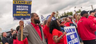 Dia do Trabalho nos EUA será marcado por protestos e eventos organizados por federações trabalhistas em todo o país. Na foto, piquete do UAW feito pelo Sindicato no Centro de Distribuição Willow Run da GM, terça-feira, 26 de setembro de 2023, em Belleville, Michigan. Foto oficial da Casa Branca por Adam Schultz.
