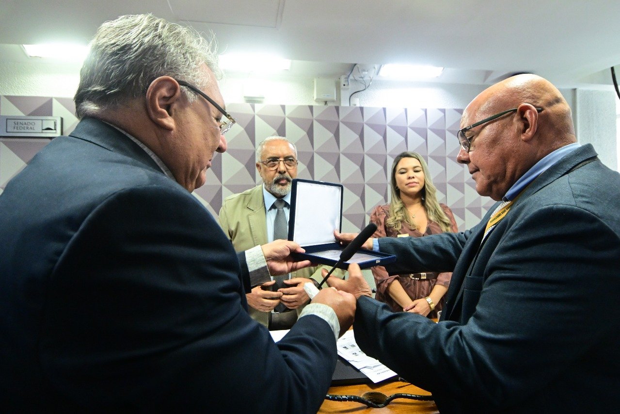 Frentistas homenageiam senador Paim por 40 anos de trajetória